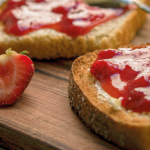 Tostada con mermelada de fresa Mari Golosa