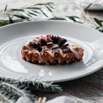 Plato minimalista de pata de pulpo